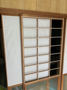 障子紙貼り替え中